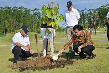 Wapres Tanam Pohon di Plaza Bhinneka Tunggal Ika