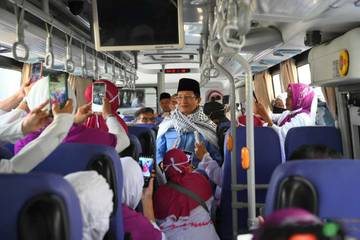 Menag Menyapa Jemaah yang Bertolak ke Arafah