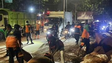 Usai Aksi Penyampaian Pendapat, Belasan Ton Sampah Dibersihkan