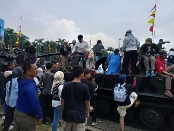 Warga Antusias Menaiki Ranpur Milik TNI di Monas