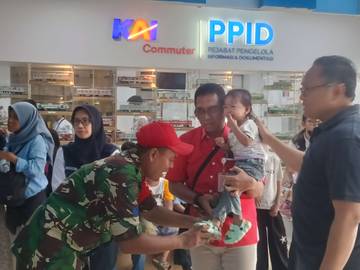 Satpam hingga Dirut KAI Commuter Tangani Penumpang KRL