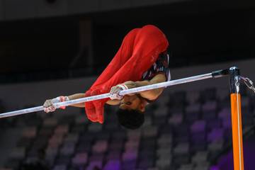 Momen Yudha, Saat Beratraksi di Arena Horizontal Bar