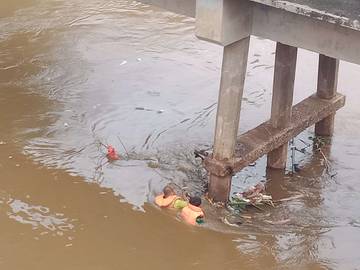 Tangan-Tangan Tangguh di Kali Banjir Kanal Barat