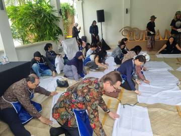 Diplomat Negara Sahabat Belajar Membatik di Jakarta 