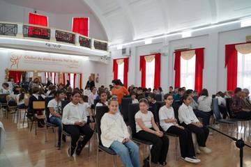 KBRI Bucharest Donasikan Angklung ke Sekolah Disabilitas