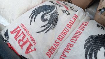  Petani Antar Logistik dari Bandara Silangit untuk Korban Bencana