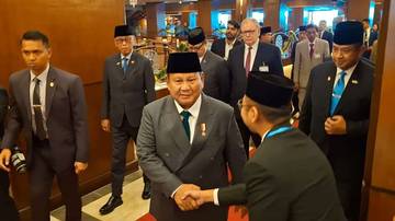 Warga Indonesia Sambut Kedatangan Presiden Prabowo di Islamabad