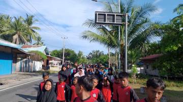Meriahkan Hardiknas 2024, UKSPF Disdikbud Natuna Gelar Jalan Santai 