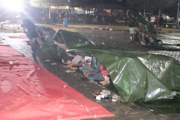 Nobar Cuaca Hujan, Penonton Tetap Bertahan