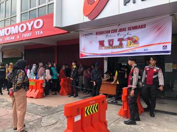 Warga Rela Antri untuk Dapat Beli Beras Murah