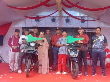 Wabup Natuna Rodial Huda Serahkan Hadiah Utama Jalan Santai kepada Pemenag