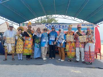 Ketua Tim PKK Kabupaten Serahkan Hadiah Kepada Peserta Fashion Show Serasan