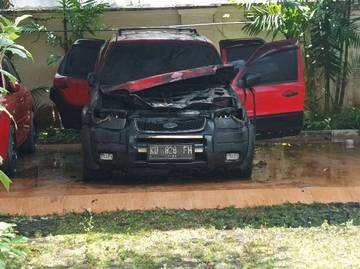 Akibat Bakar Sampah Daun dan Ranting Mengakibatkan Sebuah Mobil Turut Terbakar
