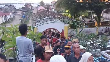 Pulang Umrah, Gubernur Kaltim Langsung Ziarah dan Bagi THR