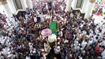 Lautan Petakziyah Antarkan Pemakaman KH Ahmad Faruq Muhtarom