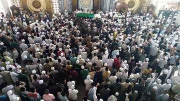 Ribuan Pelayat Padati Sholat Jenazah KH Ahmad Faruq