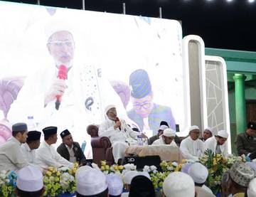 Rektor Universitas Al-Ahgaff Berselawat Bersama Masyarakat Madura