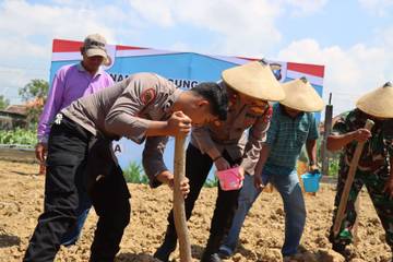   Polres Pamekasan Sukseskan Tanam Jagung Serentak se-Jatim
