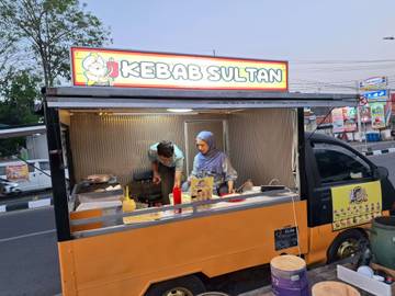 Kuliner Kebab Sultan Omben Ramaikan Alun-Alun Trunojoyo