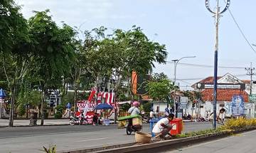 DLH Sampang Bersihkan Area Sekitar Monumen Trunojoyo