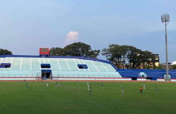 Merasakan Atmosfer Stadion Tertua di Indonesia