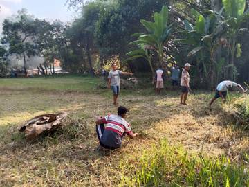 HUT Ke-80 RI  Warga Lakukan Aksi Bersih-Bersih Kampung