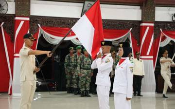 Dilantik, Paskibra Sampang Cium Bendera Merah Putih