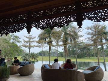 Kafe dengan View Lapangan Golf