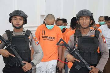 Pengawalan Tersangka Penyalahgunaan Narkotika di Pamekasan