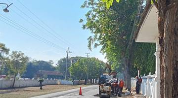 Pengerjaan aspal jalan raya utama di Kalianget Sumenep 