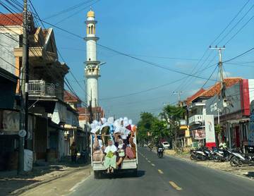 Mobil Bak Terbuka Angkut Penumpang Marak di Madura