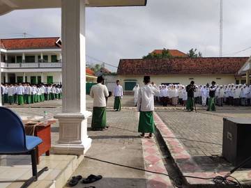 Apel Hari Santri di Ponpes Miftahut Thullab Sampang