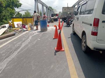 Kemacetan Parah Akibat Pengerjaan Bahu Jembatan di Camplong, Sampang