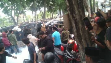 Kericuhan Demo Tuntut Pilkades di Sampang