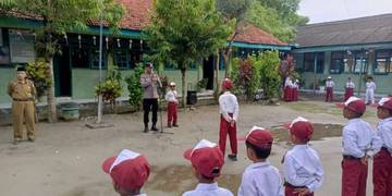 Program Goes To School Satbinmas Polres Sampang