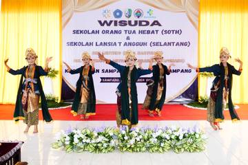 Wisuda Sekolah Lansia dan Orang Tua di Sampang
