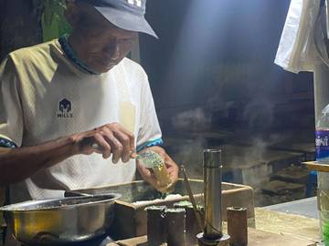 Penjual Kue Putu di Kabupaten Sumenep