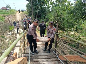 Polres Pamekasan Bantu Perbaikan Jembatan