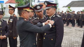 Mendapat Tanda Kehormatan Satyalancana Pengabdian 
