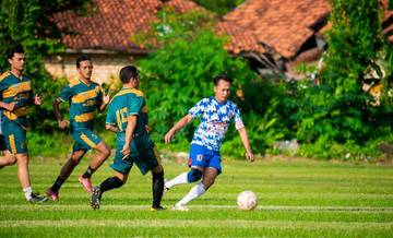 Lapangan Sepak Bola Desa di Manding Sumenep Dipermak