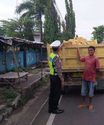 Polres Pamekasan Sosialisasi Soal Truk Pengangkut Material