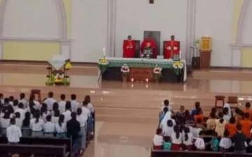 RD. Ponsianus Ongirwalu Pimpin Misa Pelajar Lintas Sekolah