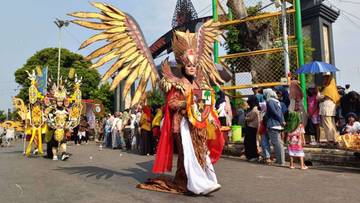 Peserta Berkostum Burung Garuda Pawai Budaya HUT RI ke 79 di Batang