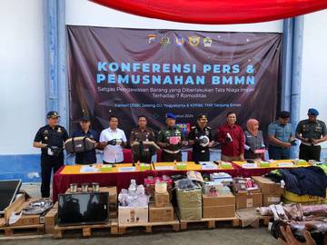 Petugas Bea Cukai Tanjung Emas Tampilkan Barang  Sitaan Yang Akan Dimusnahkan