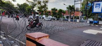 Antisipasi Demo Mahasiswa, Jl. Menteri Supeno Semarang Ditutup Kawat Berduri