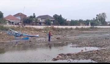 Sungai Silugonggo Mengering, Nelayan Pilih Ngopi 