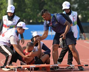 Tim Medis Saat Mengevakuasi Atlet Cidera di Cabor Para Atletik Peparnas XVII
