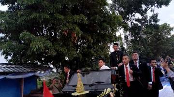 Tiba di Solo, Mantan Presiden Jokowi di Sambut Warga