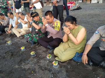 Polsek Singaraja Gelar Pelepasan Tukik Saat Galungan