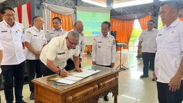 Bupati Sintang Beserta Jajaran Menandatangani BA Rapat Kerja